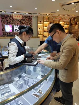 為消費(fèi)者把關(guān)！莆田質(zhì)檢督導(dǎo)檢查黃石工藝城各黃金珠寶首飾商場